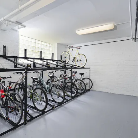 landscaped courtyard at Irving Courts by Reside Apartments at 718 W Irving