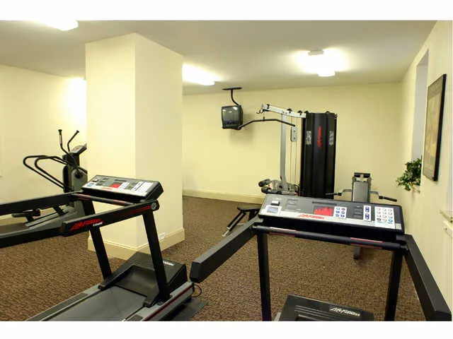 landscaped courtyard at Shorewind Towers Apartments in South Shore Chicago