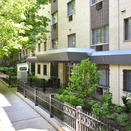 kitchen at Reside at 2727 Apartments in Lincoln Park Chicago