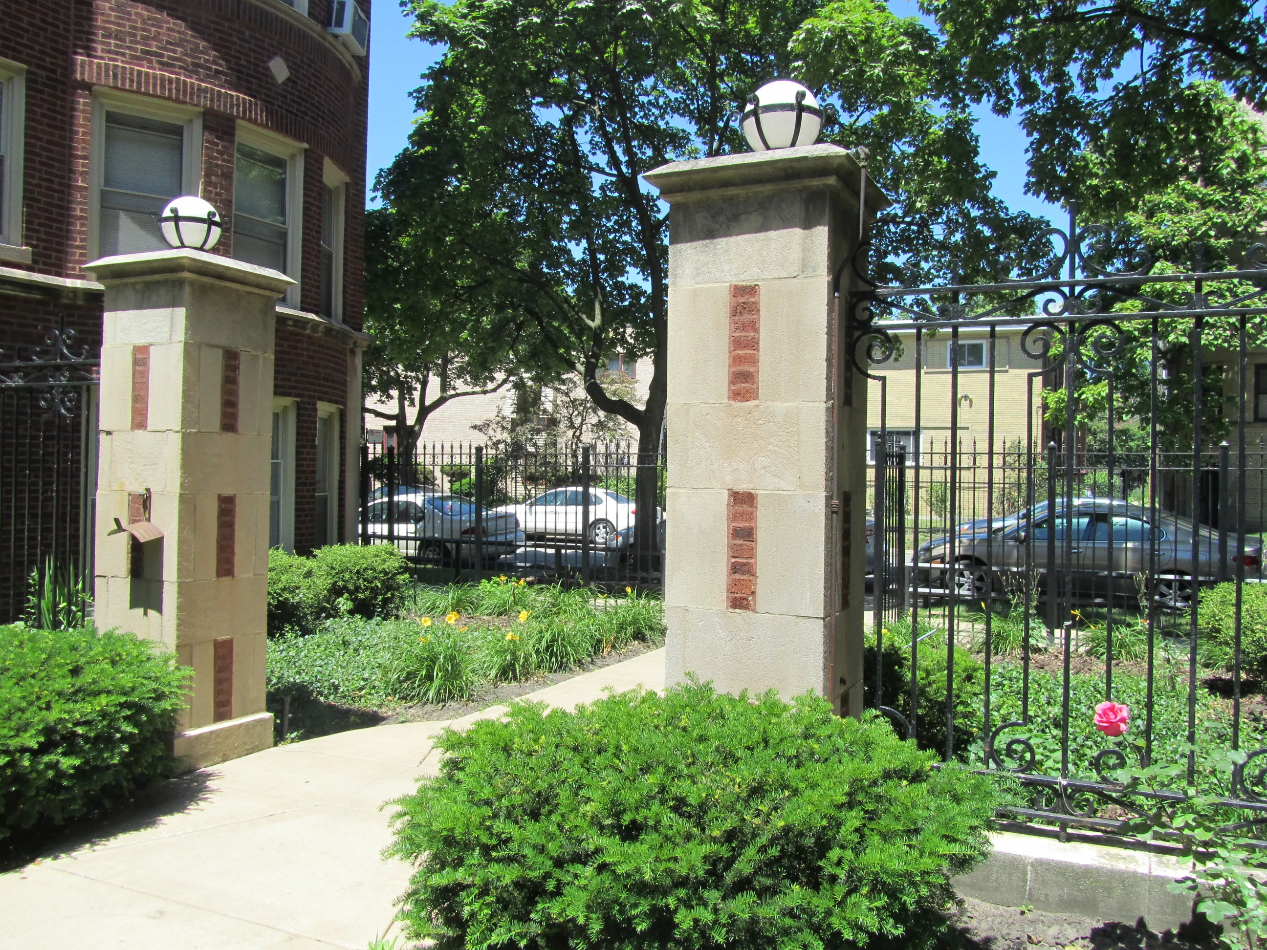 courtyard landscaped at 1535 West Fargo Apartments in Rogers Park