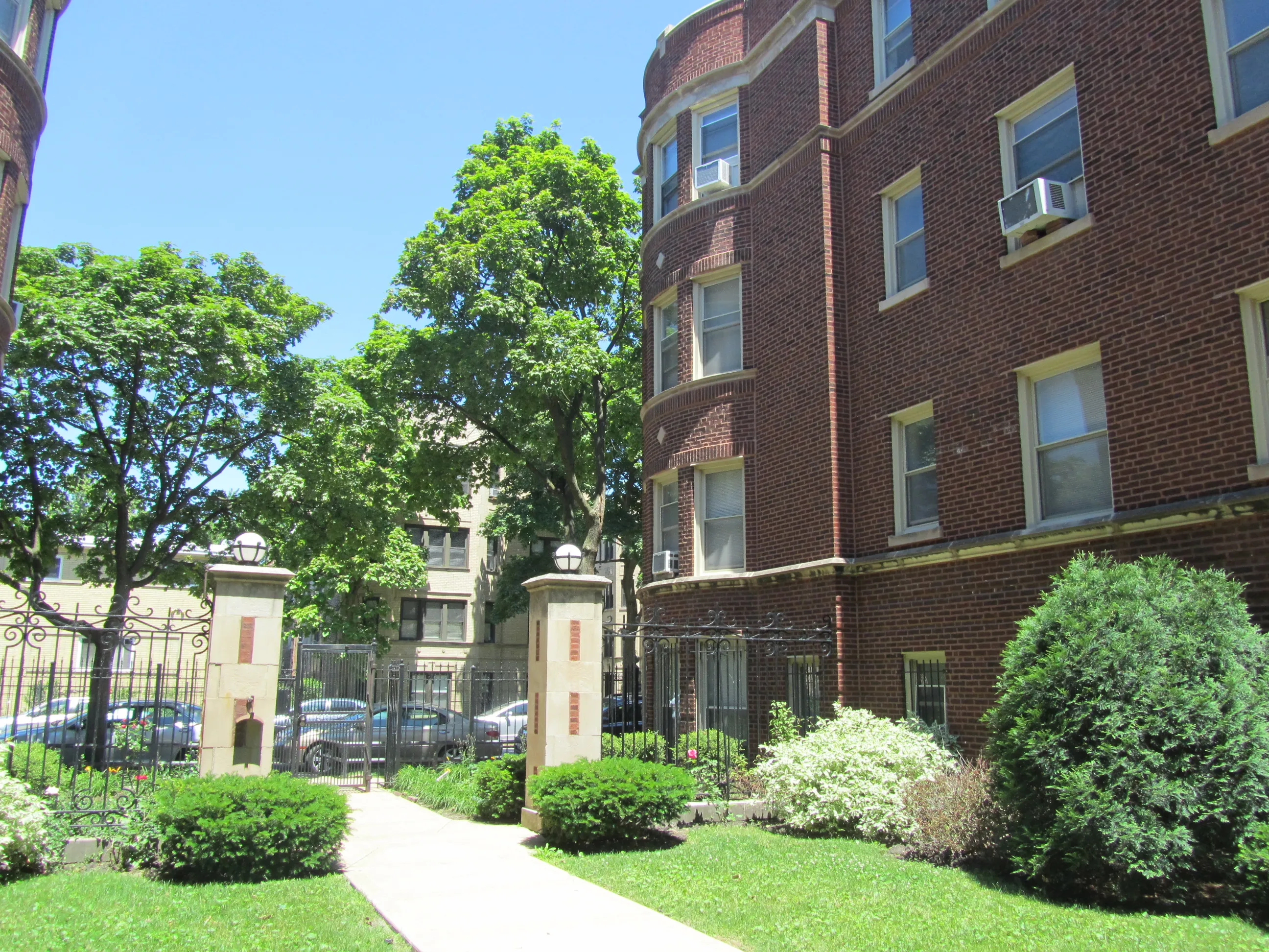 courtyard landscaped at 1535 West Fargo Apartments in Rogers Park
