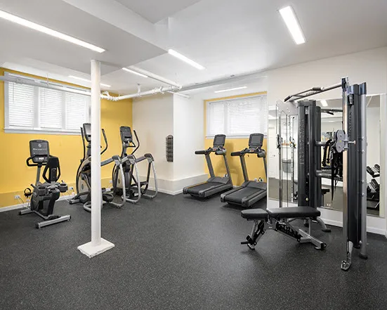 landscaped courtyard at Irving Courts by Reside Apartments at 718 W Irving