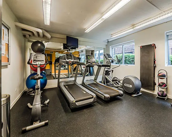 outdoor lounge area at Reside on Morse Apartments in Chicago