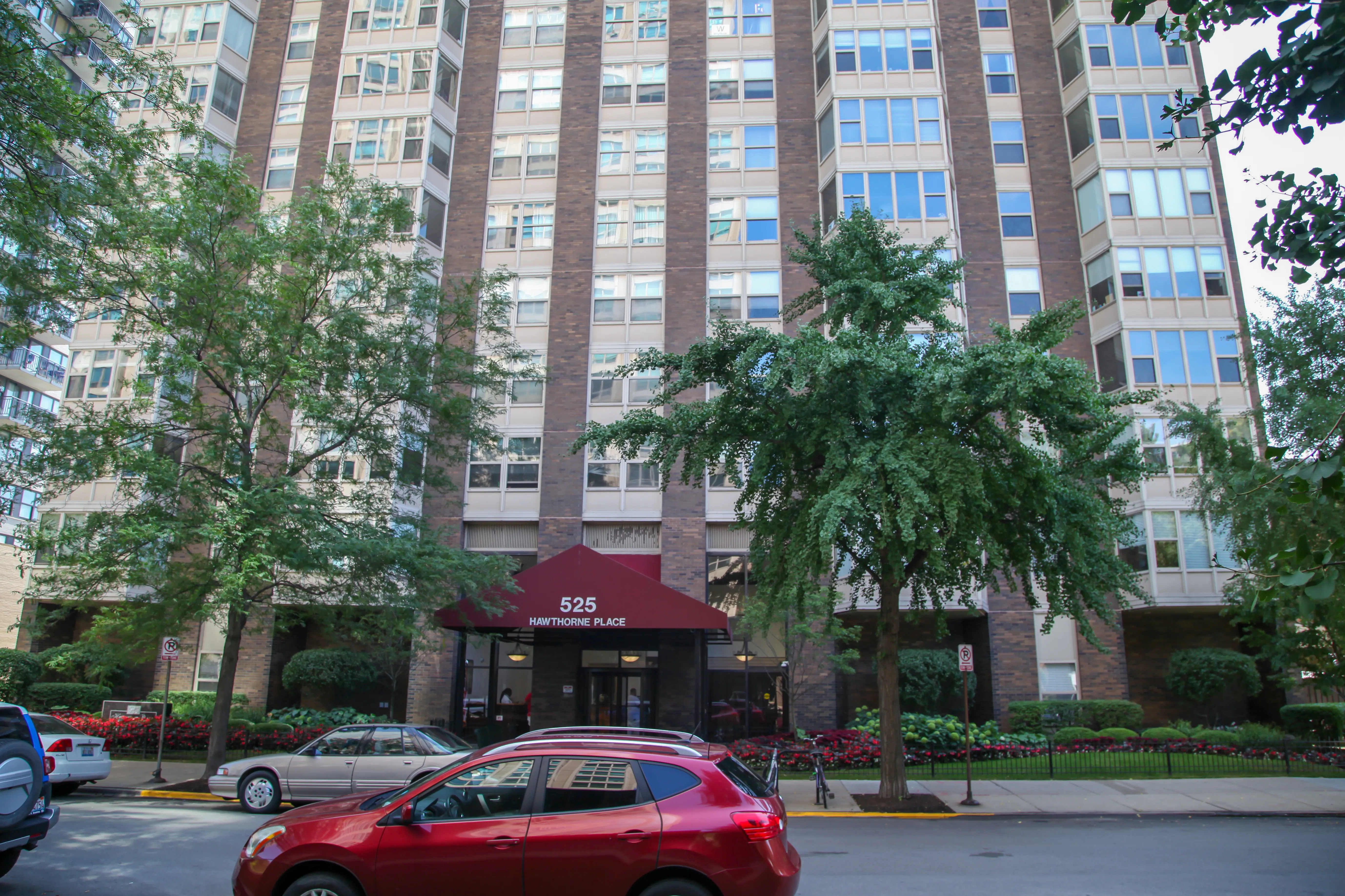 525 West Hawthorne Apartments