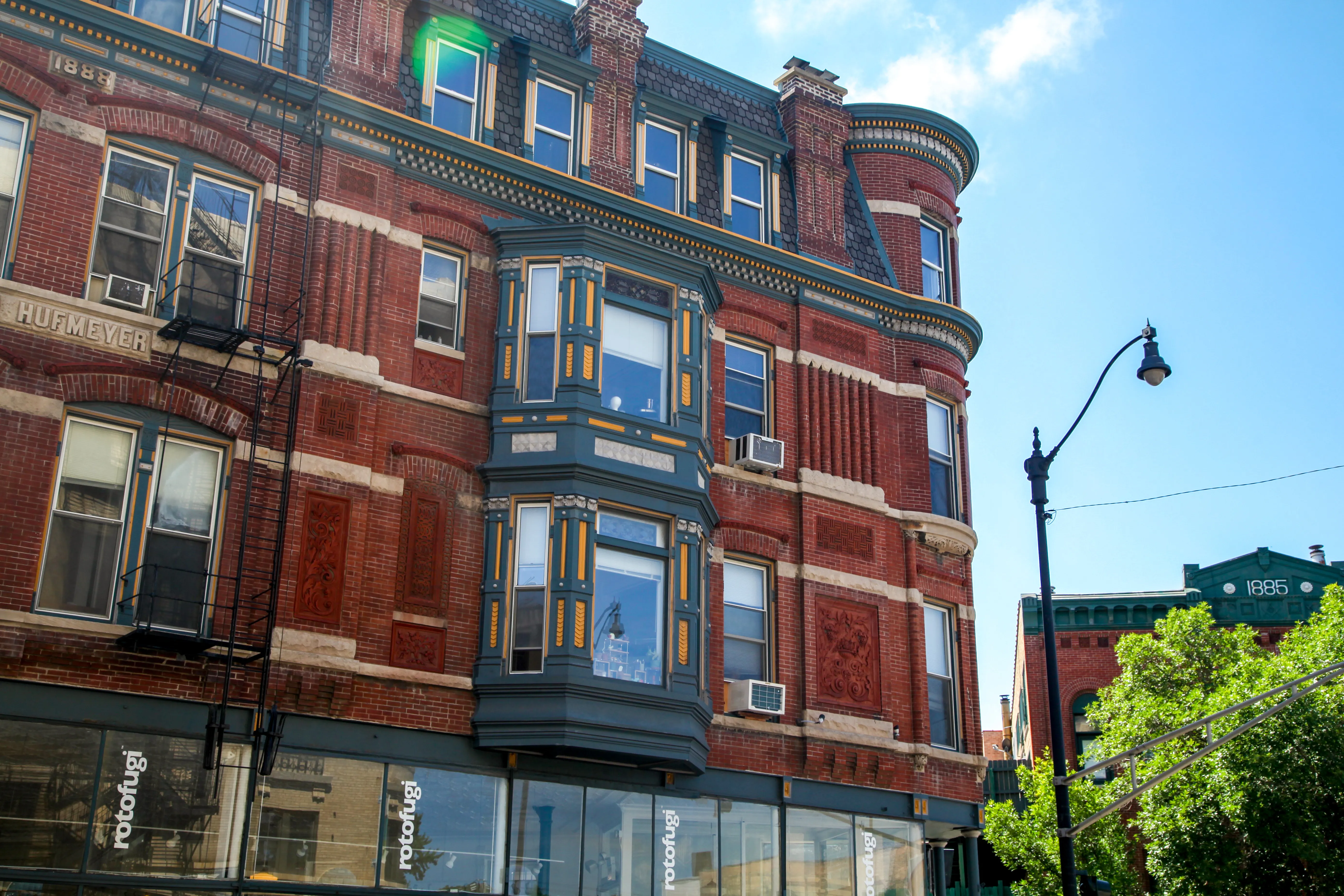 2772 N Lincoln Apartments