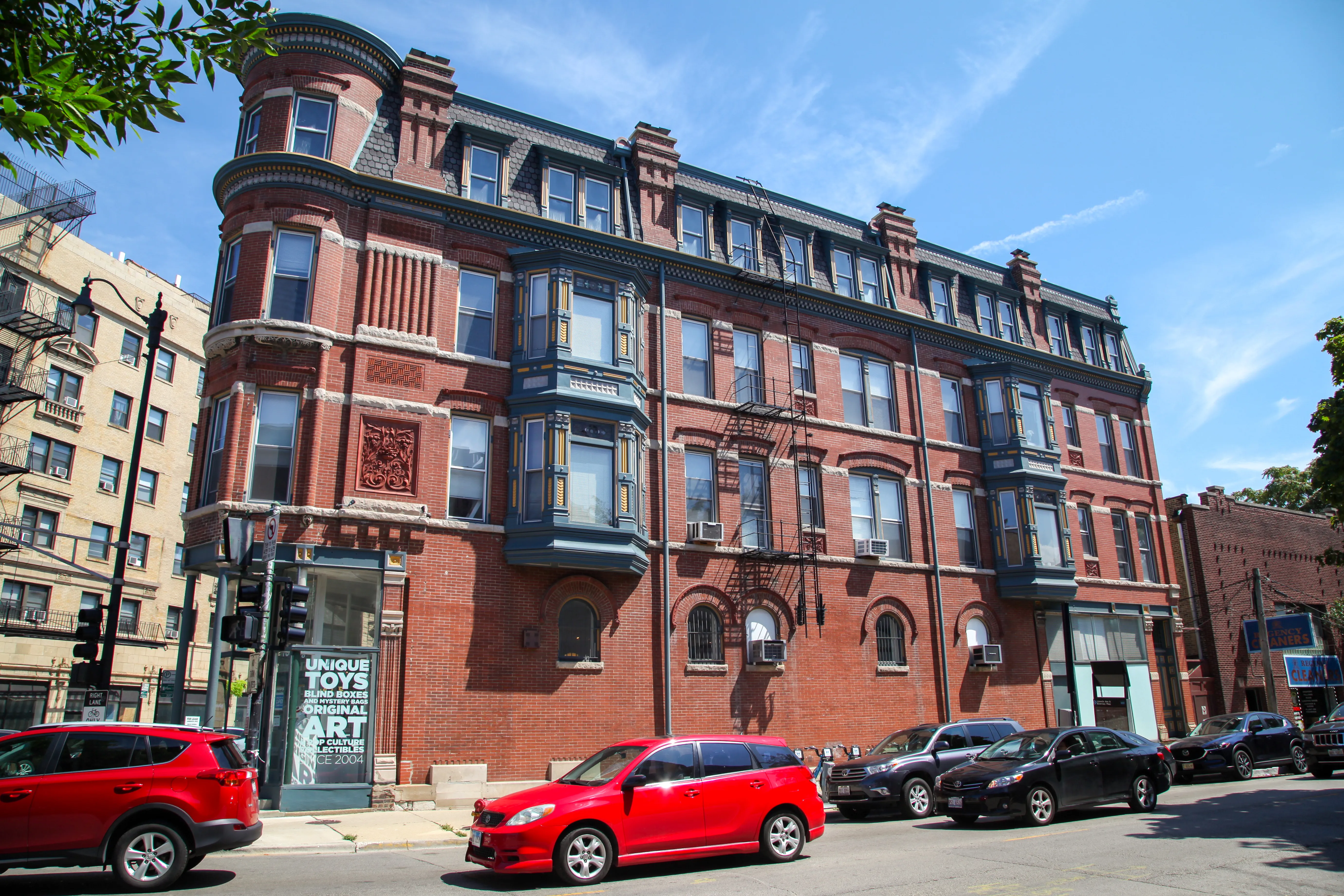 2772 N Lincoln Apartments