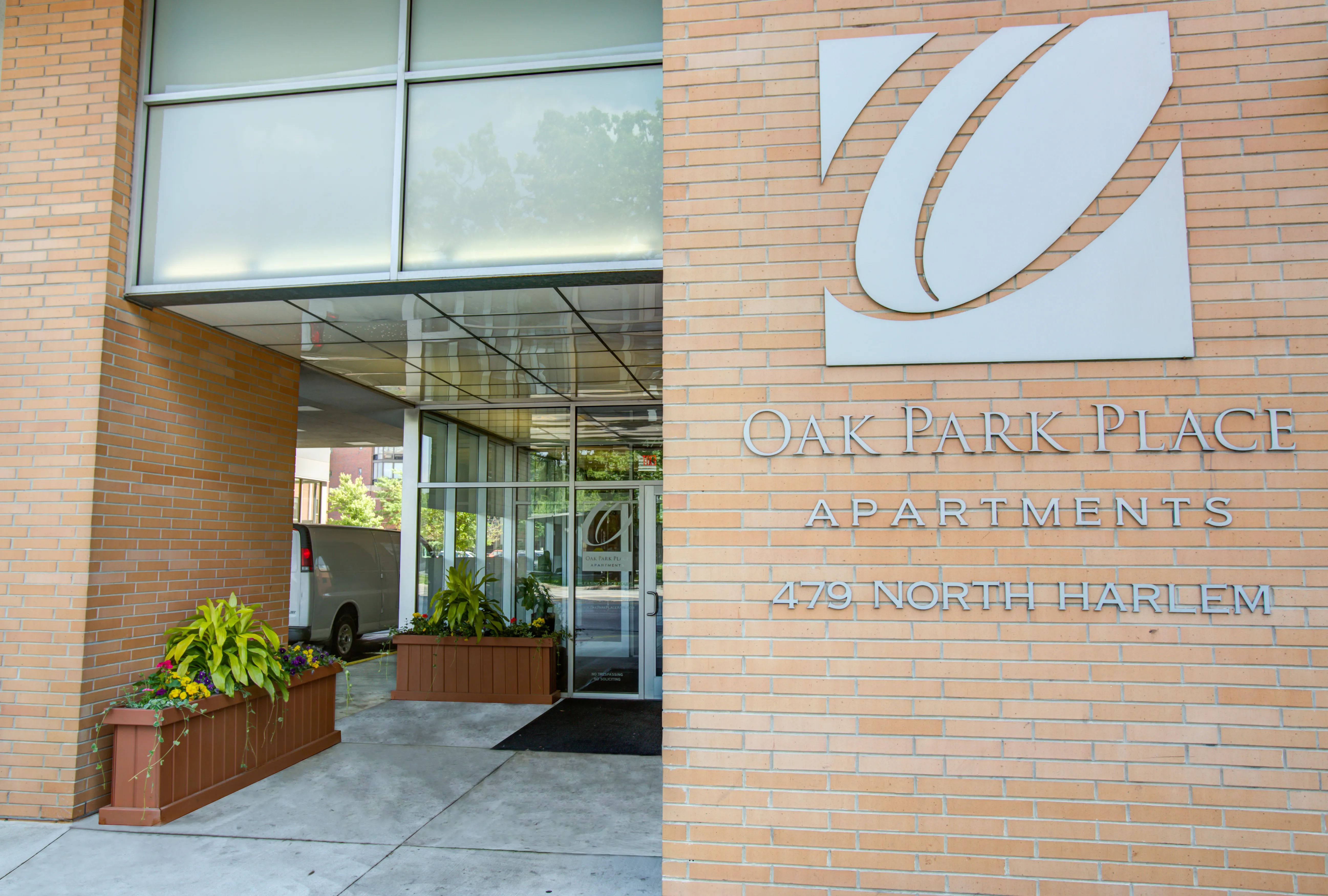exterior deck of Oak Park Place Apartments