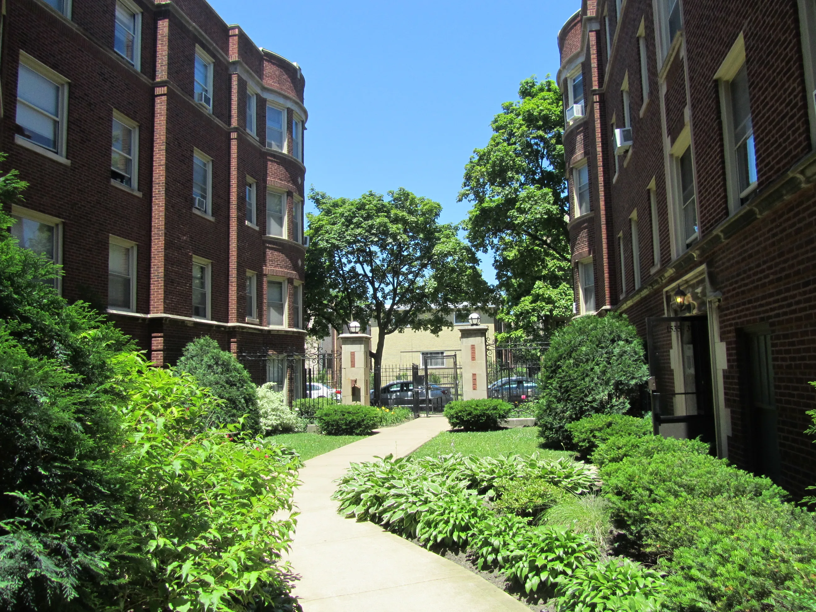 courtyard landscaped at 1535 West Fargo Apartments in Rogers Park