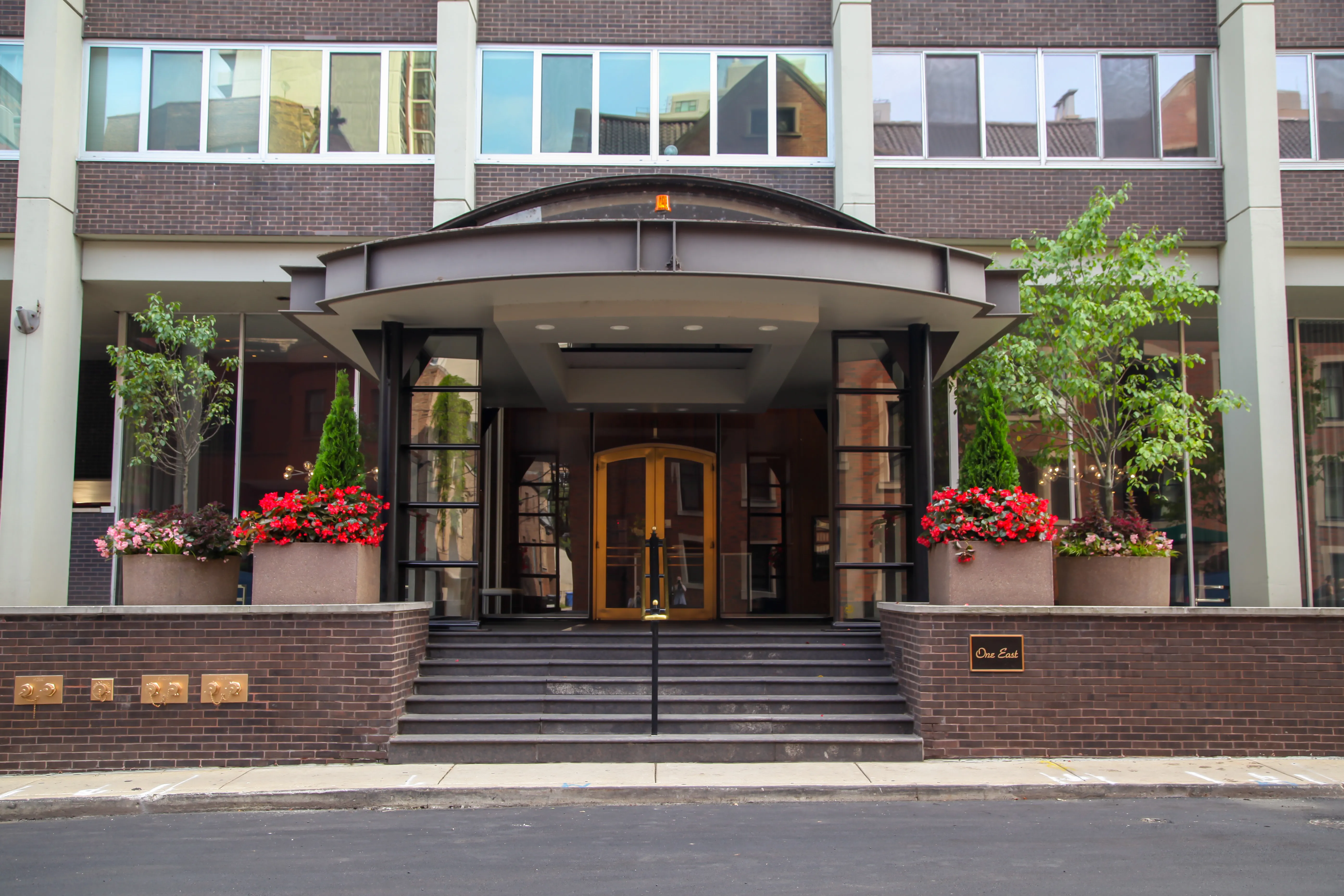 1 E Schiller Apartments