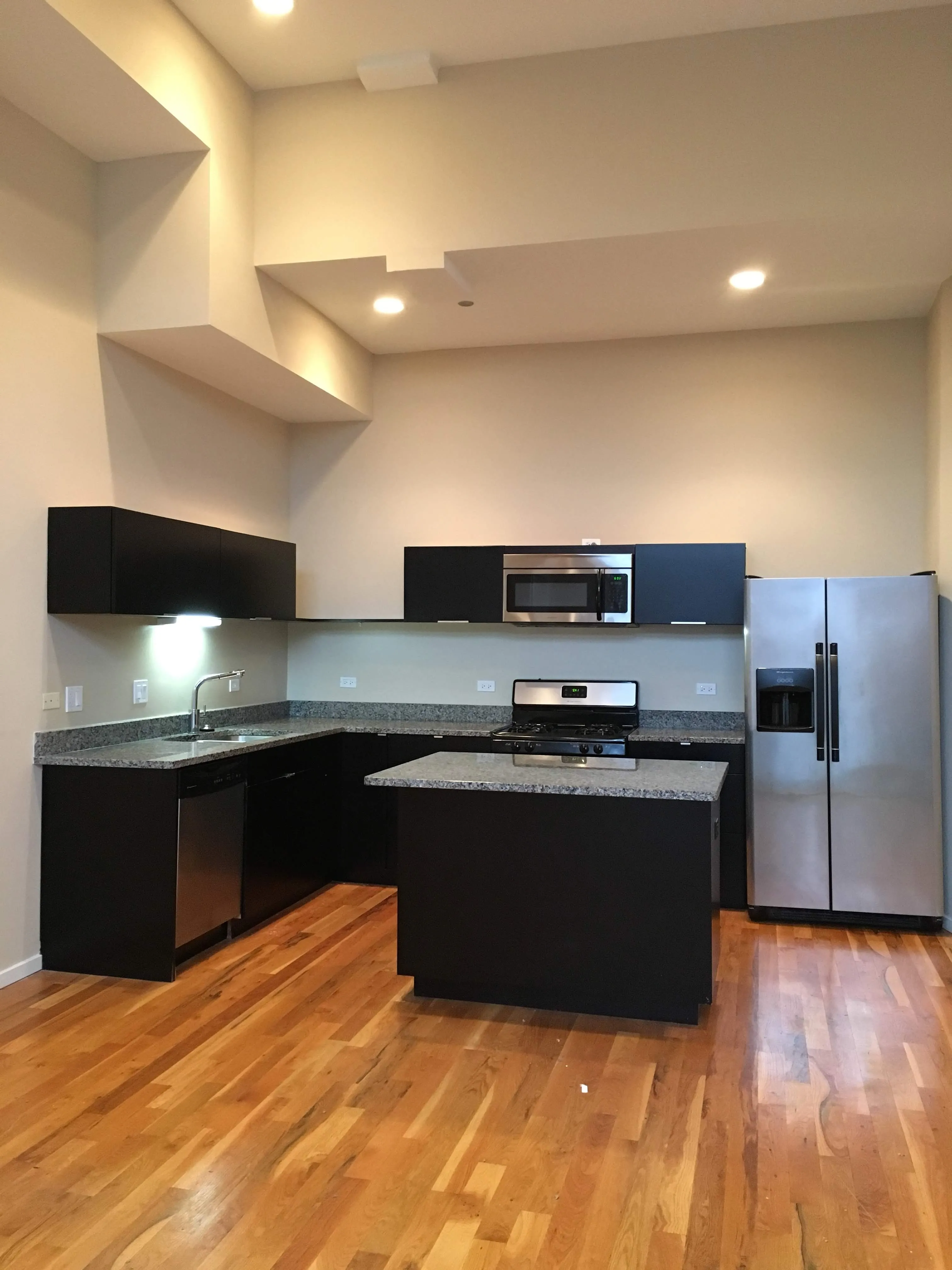model kitchen at 2157 North Damen Apartments