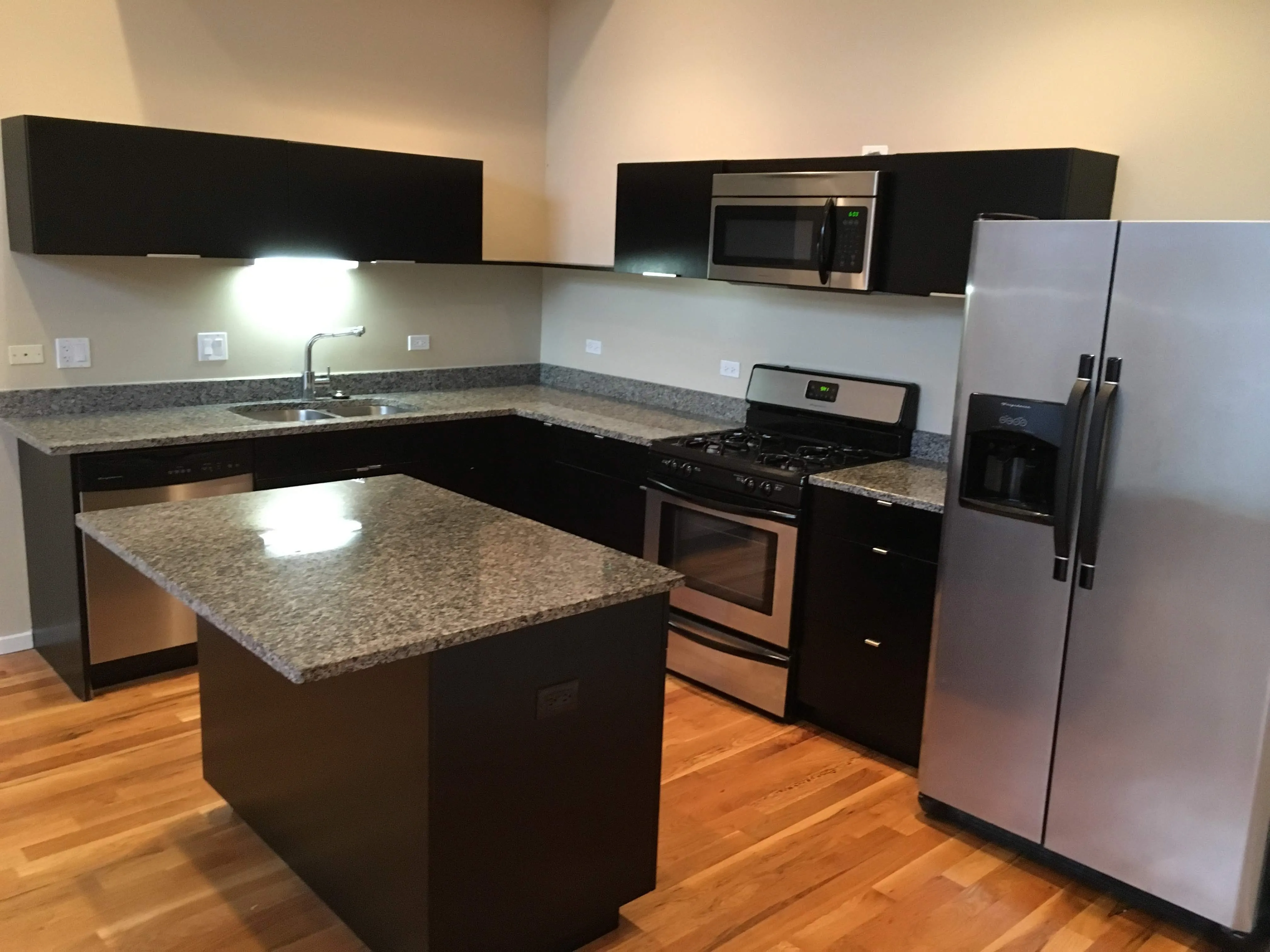 model kitchen at 2157 North Damen Apartments