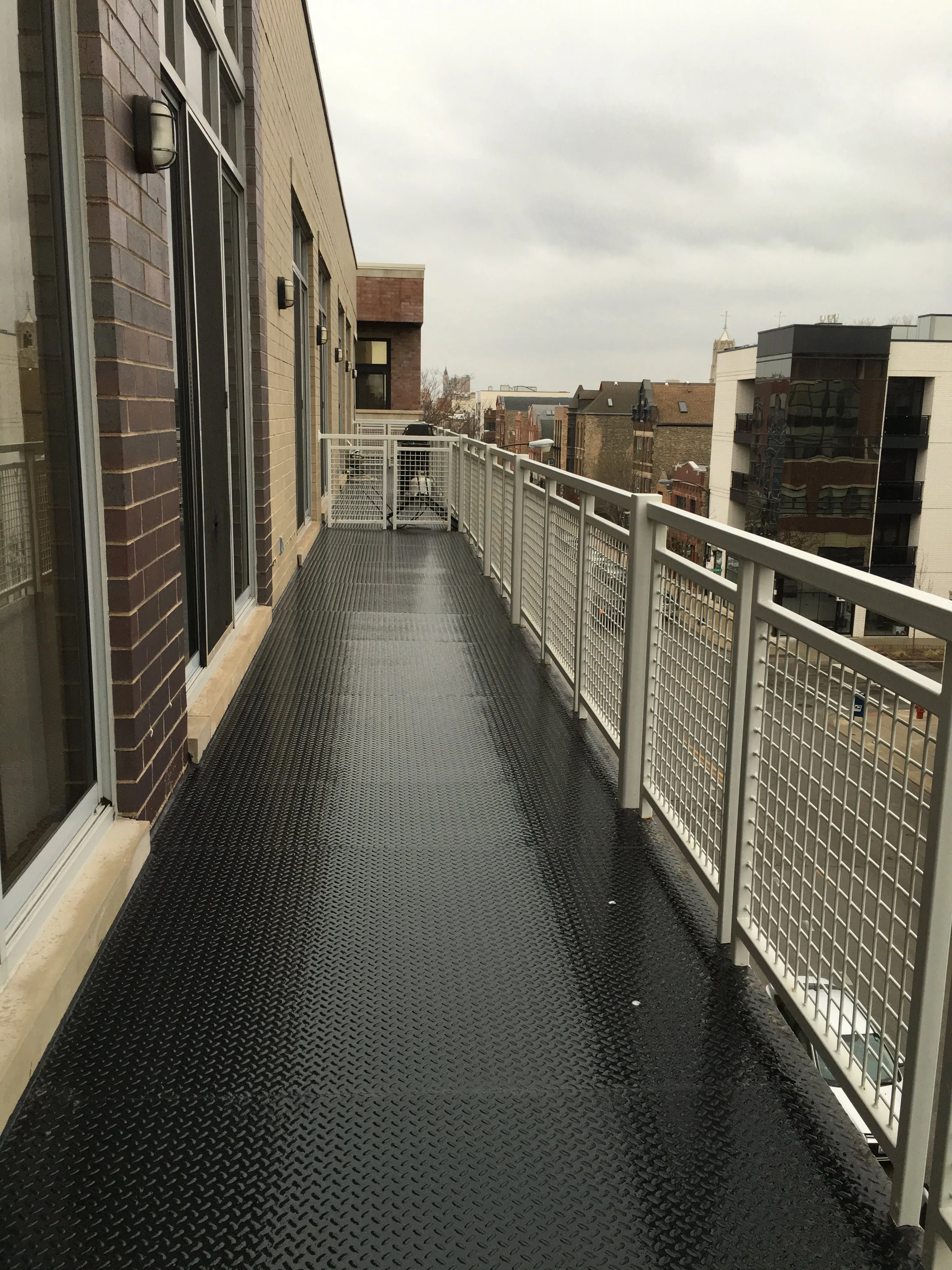 model kitchen at 2157 North Damen Apartments