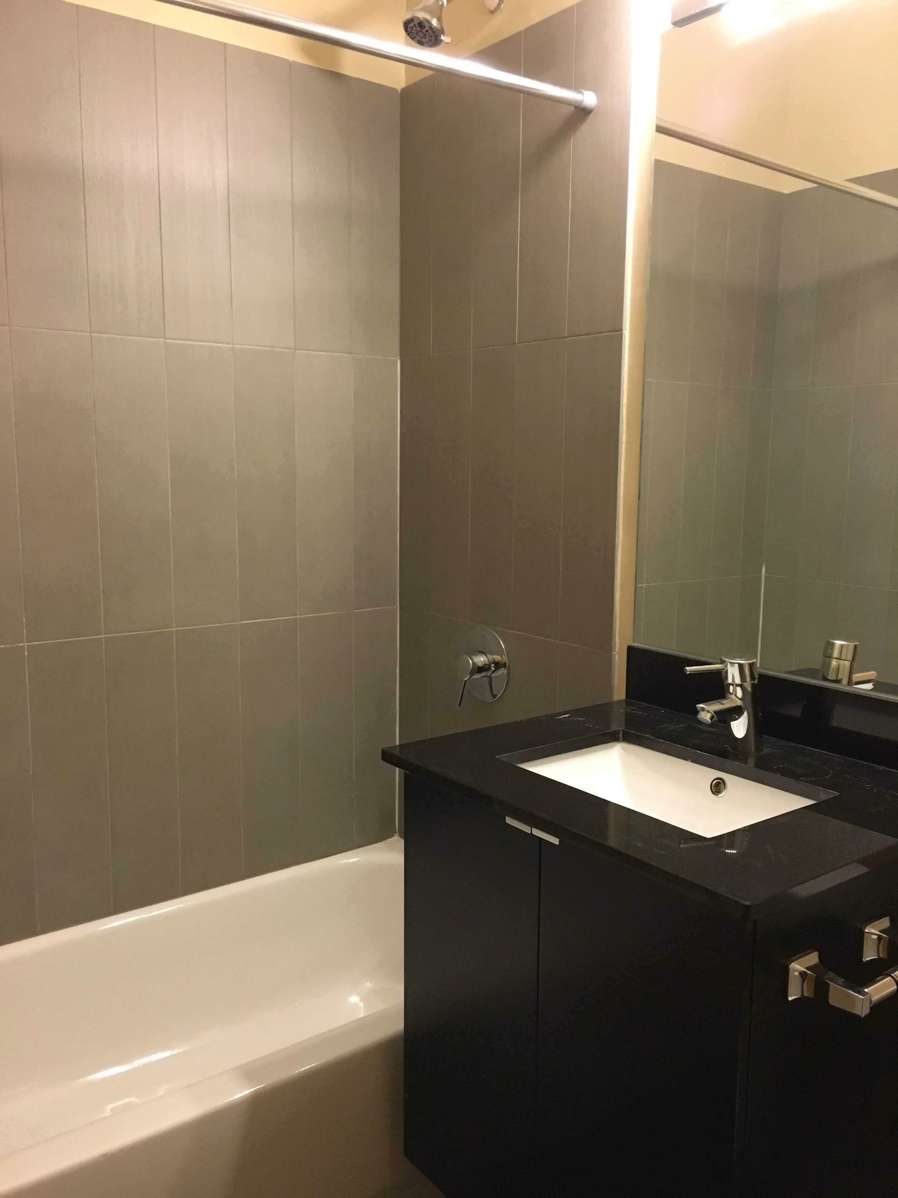 model kitchen at 2157 North Damen Apartments