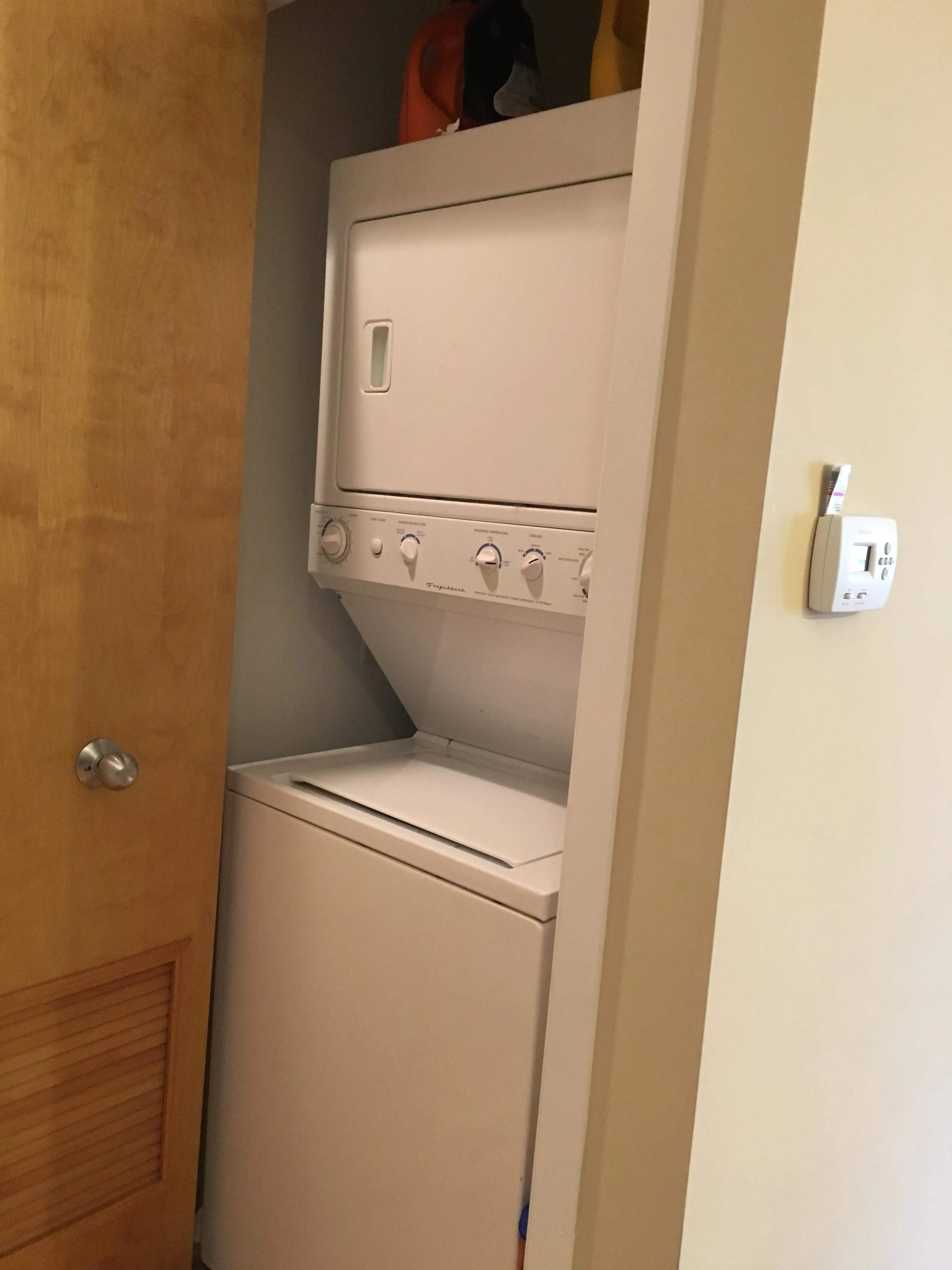 model kitchen at 2157 North Damen Apartments