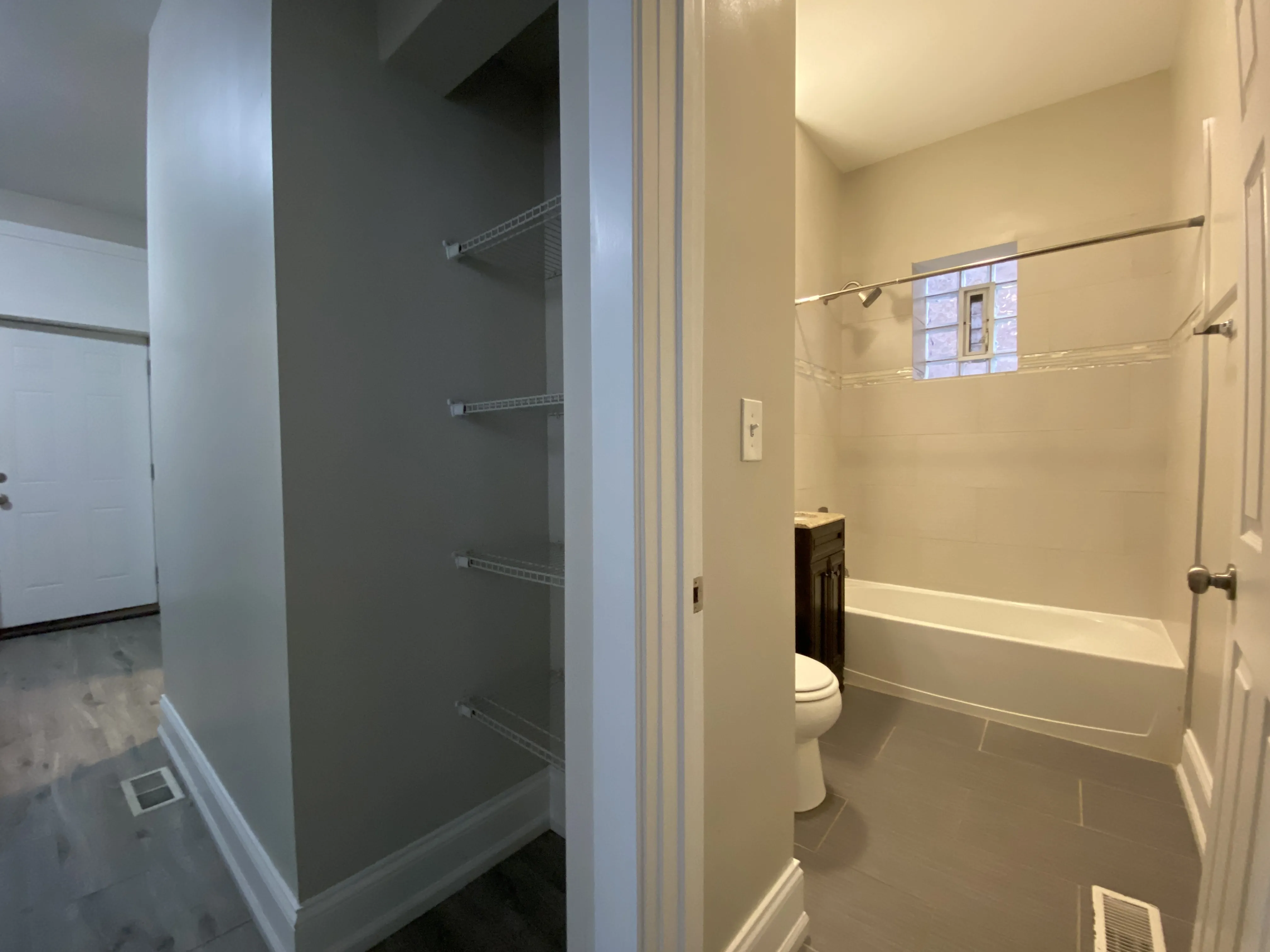 909 N Leavitt Apartments