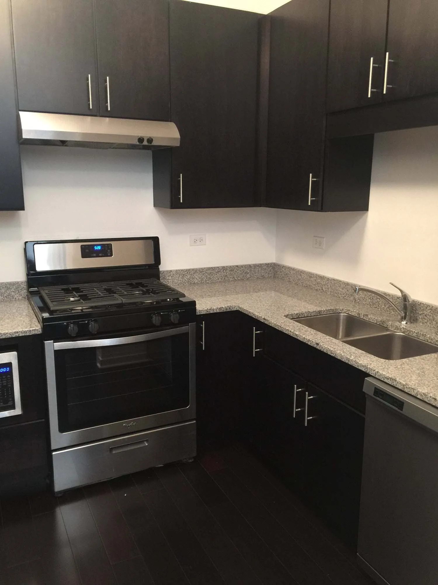 exterior of 1244 West Devon Apartments in Rogers Park Chicago