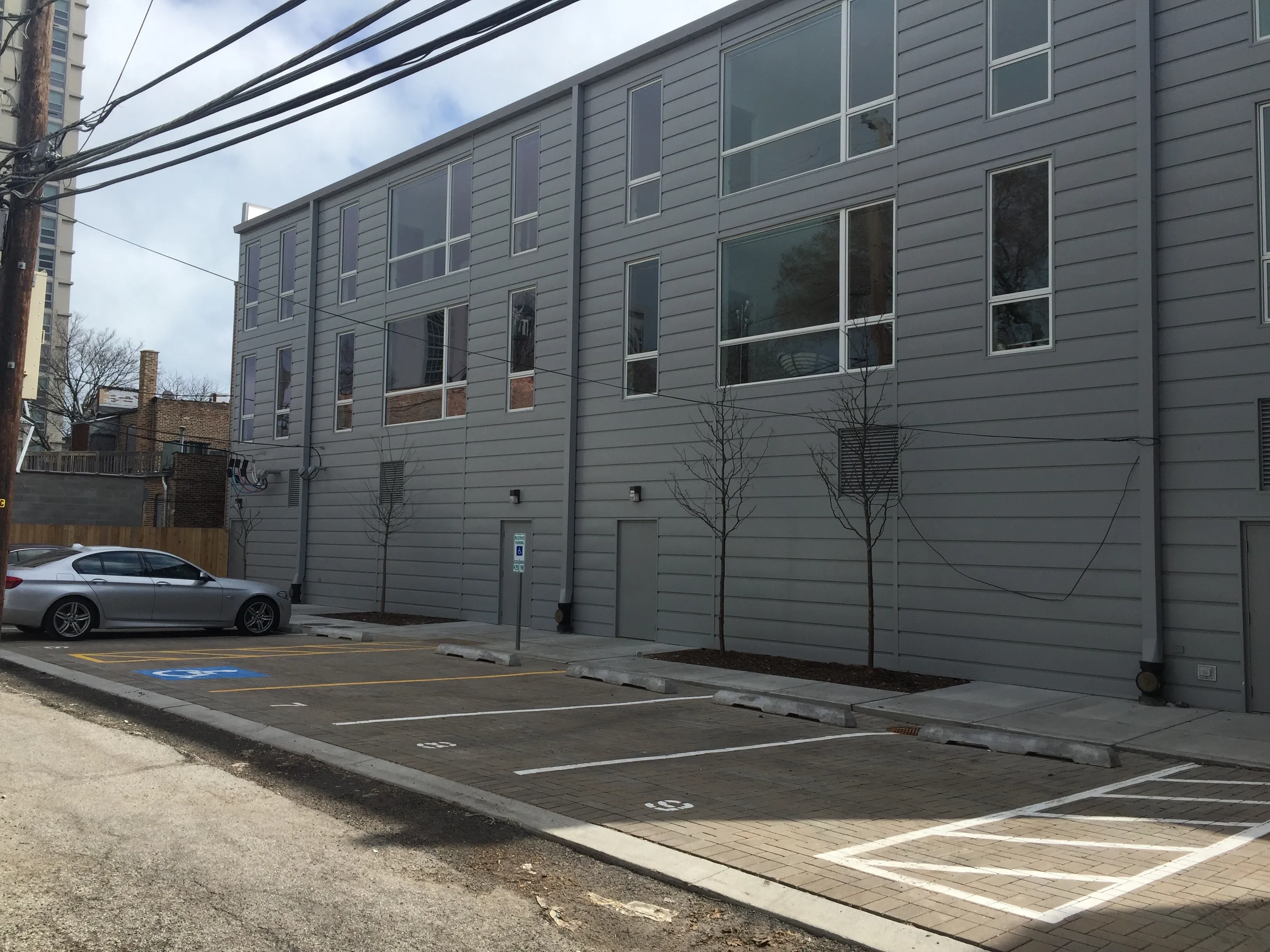 exterior of 1244 West Devon Apartments in Rogers Park Chicago