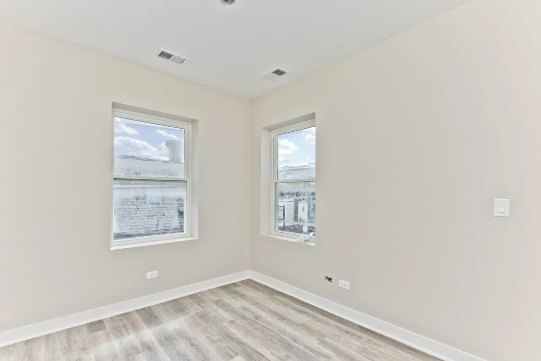 3601 West Ainslie Apartments