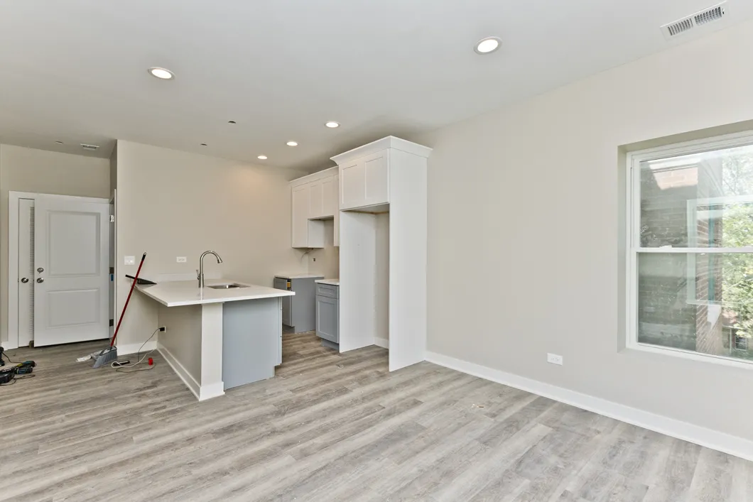 3601 West Ainslie Apartments