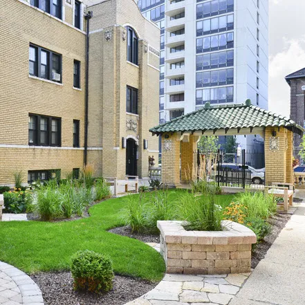 landscaped courtyard at Irving Courts by Reside Apartments at 718 W Irving