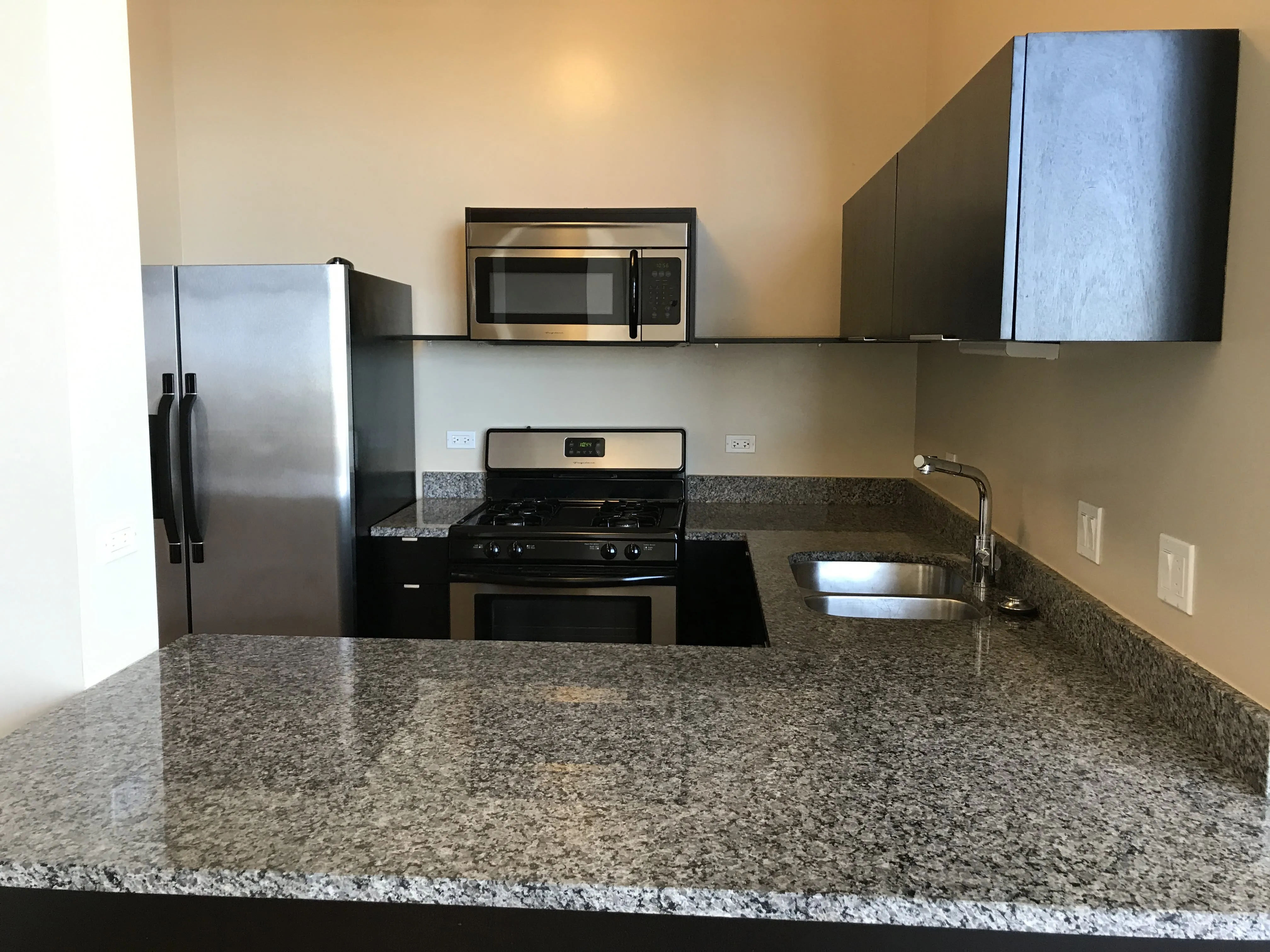 model kitchen at 2157 North Damen Apartments