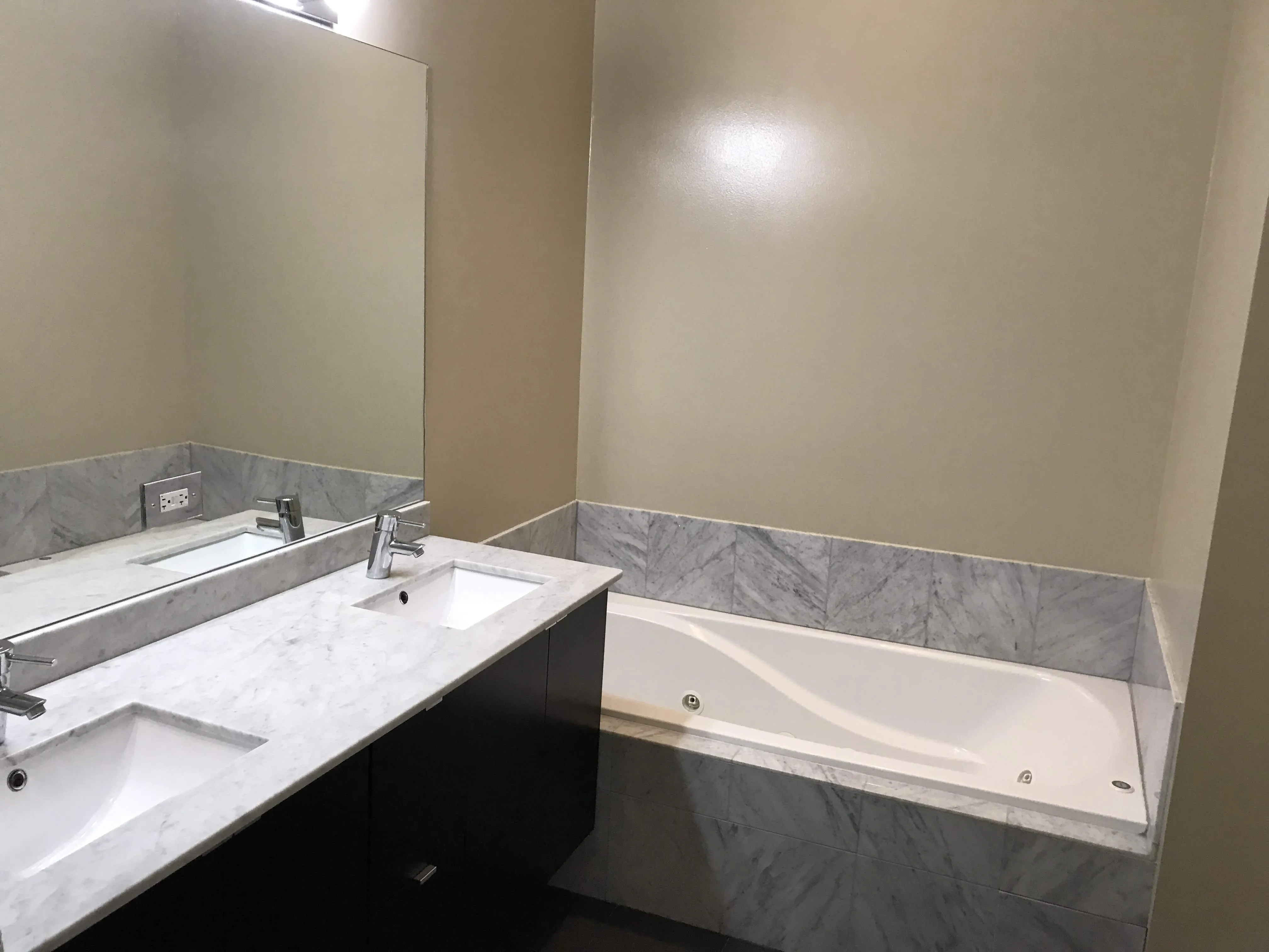 model kitchen at 2157 North Damen Apartments