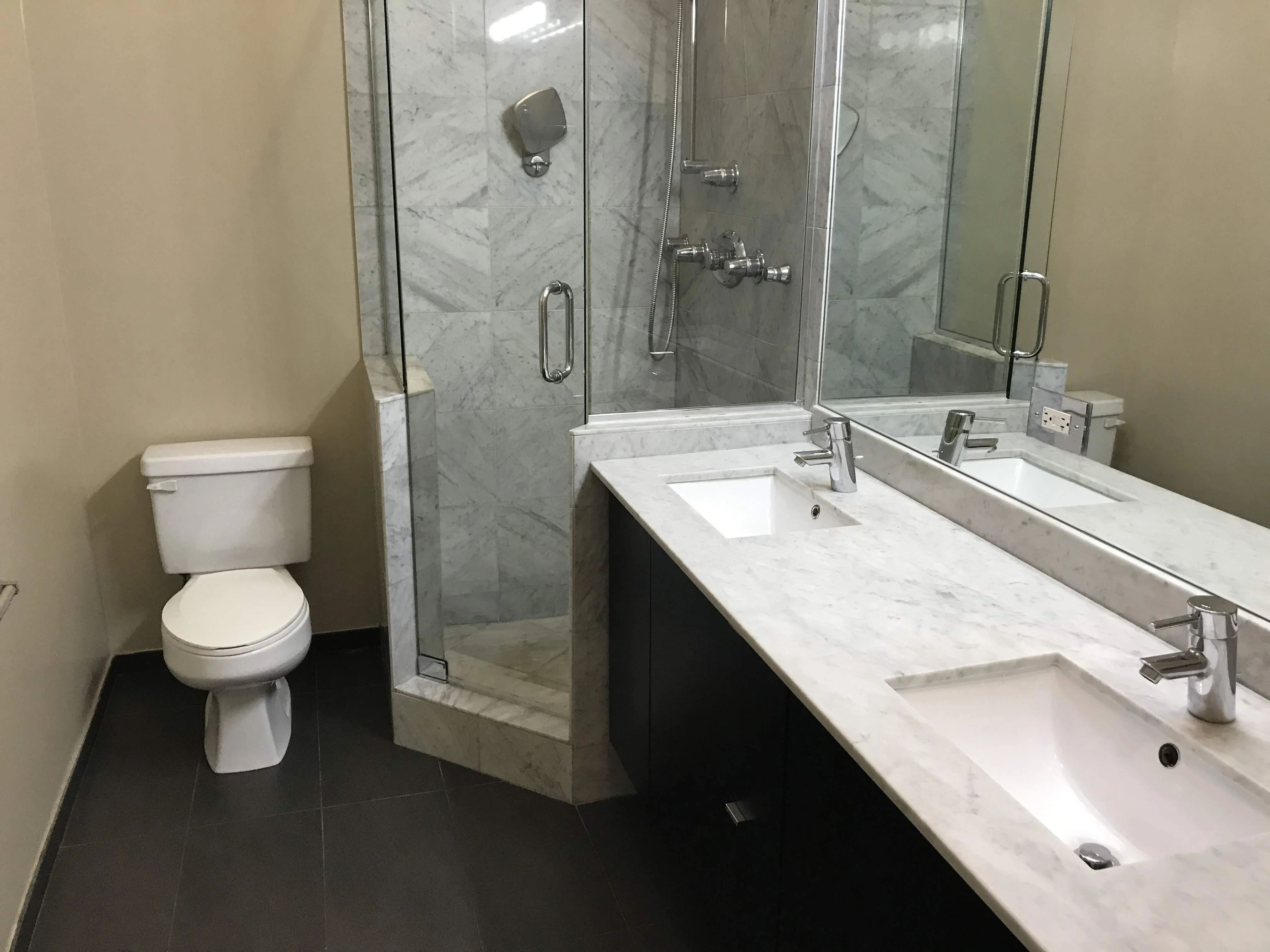 model kitchen at 2157 North Damen Apartments