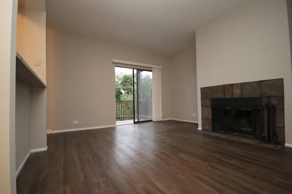 1816 N Halsted 1 Bedroom Living Room
