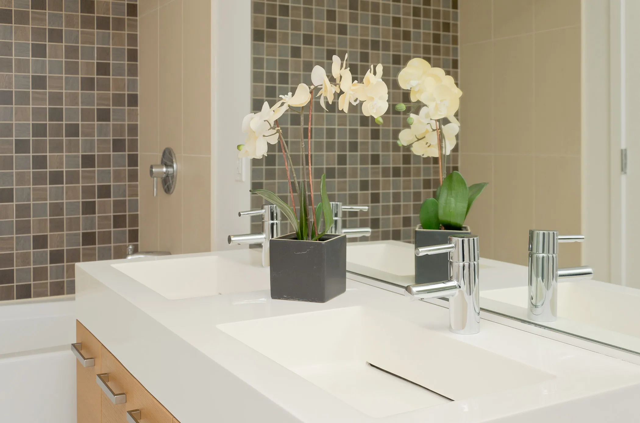 dining room at Roosevelt Collection Lofts in the South Loop