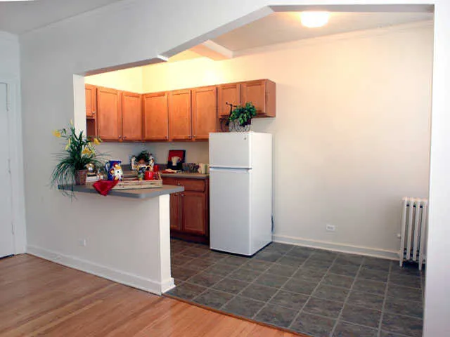front yard and gate at Woodlawn House Apartments in Hyde Park Chicago