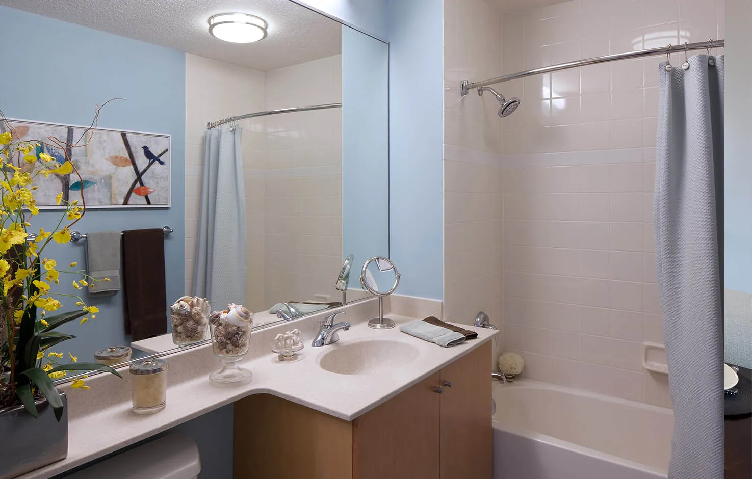 bathroom at Kingsbury Plaza Apartments in River North Chicago
