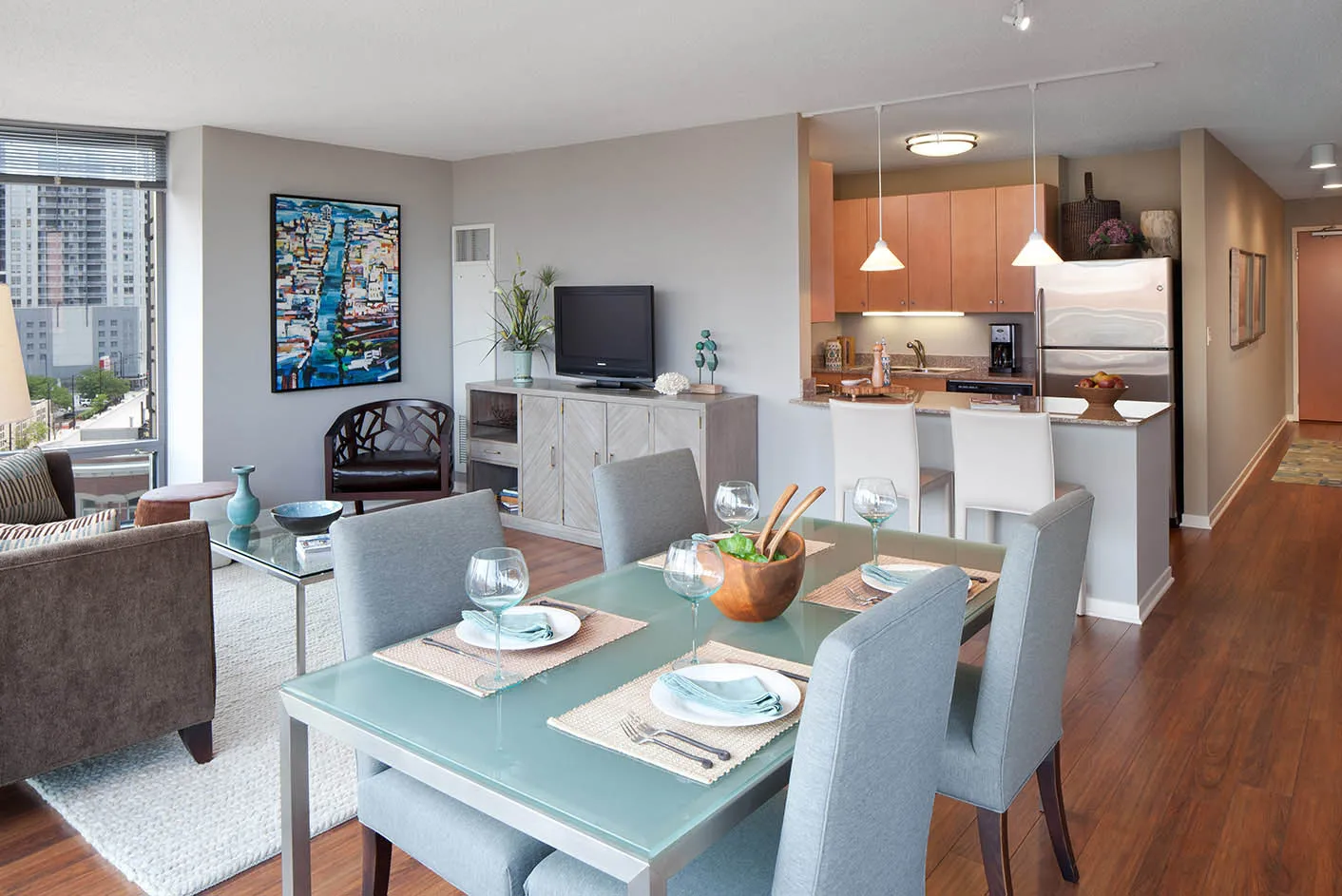 dining room at Kingsbury Plaza Apartments in Chicago