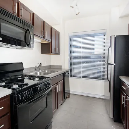 living room and kitchen at Reside on Clarendon Apartments in Chicago