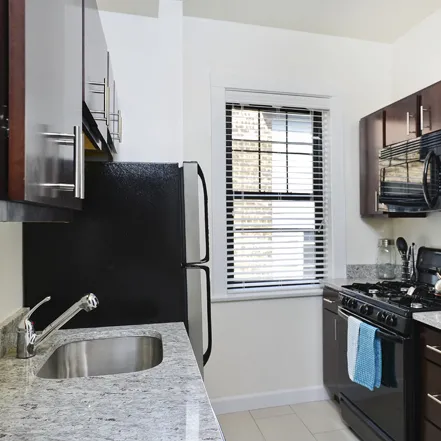 landscaped courtyard at Irving Courts by Reside Apartments at 718 W Irving