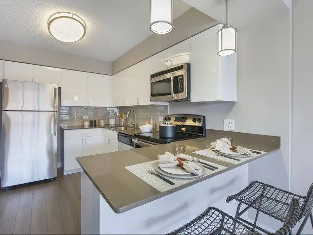 kitchen with breakfast bar at 2555 N. Clark Apartments in Lincoln Park