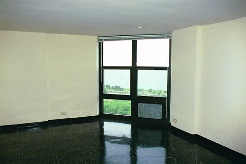 looking up at 4700 Lake Park Apartments in chicago