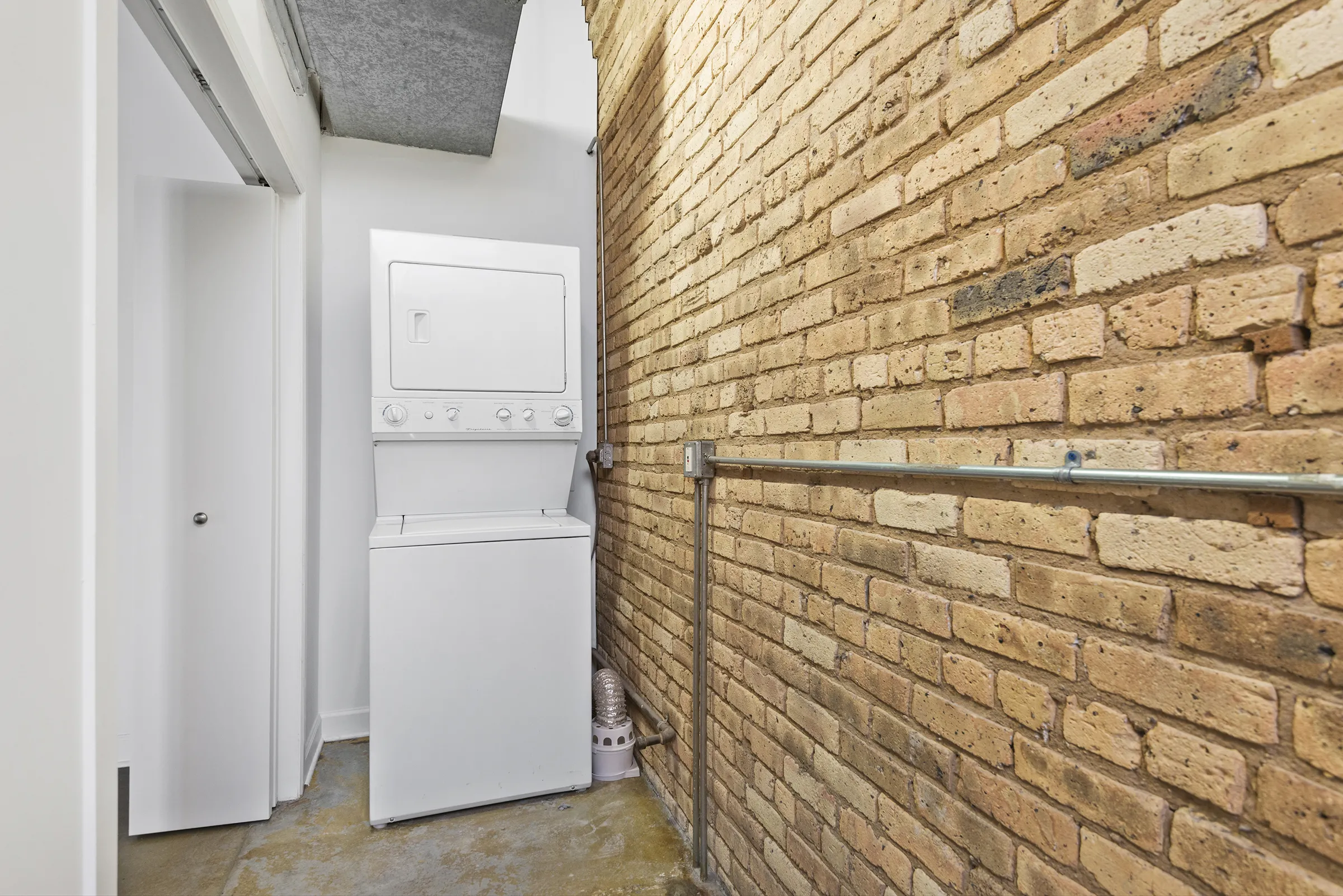 kitchen at 945 West Fulton Market Lofts