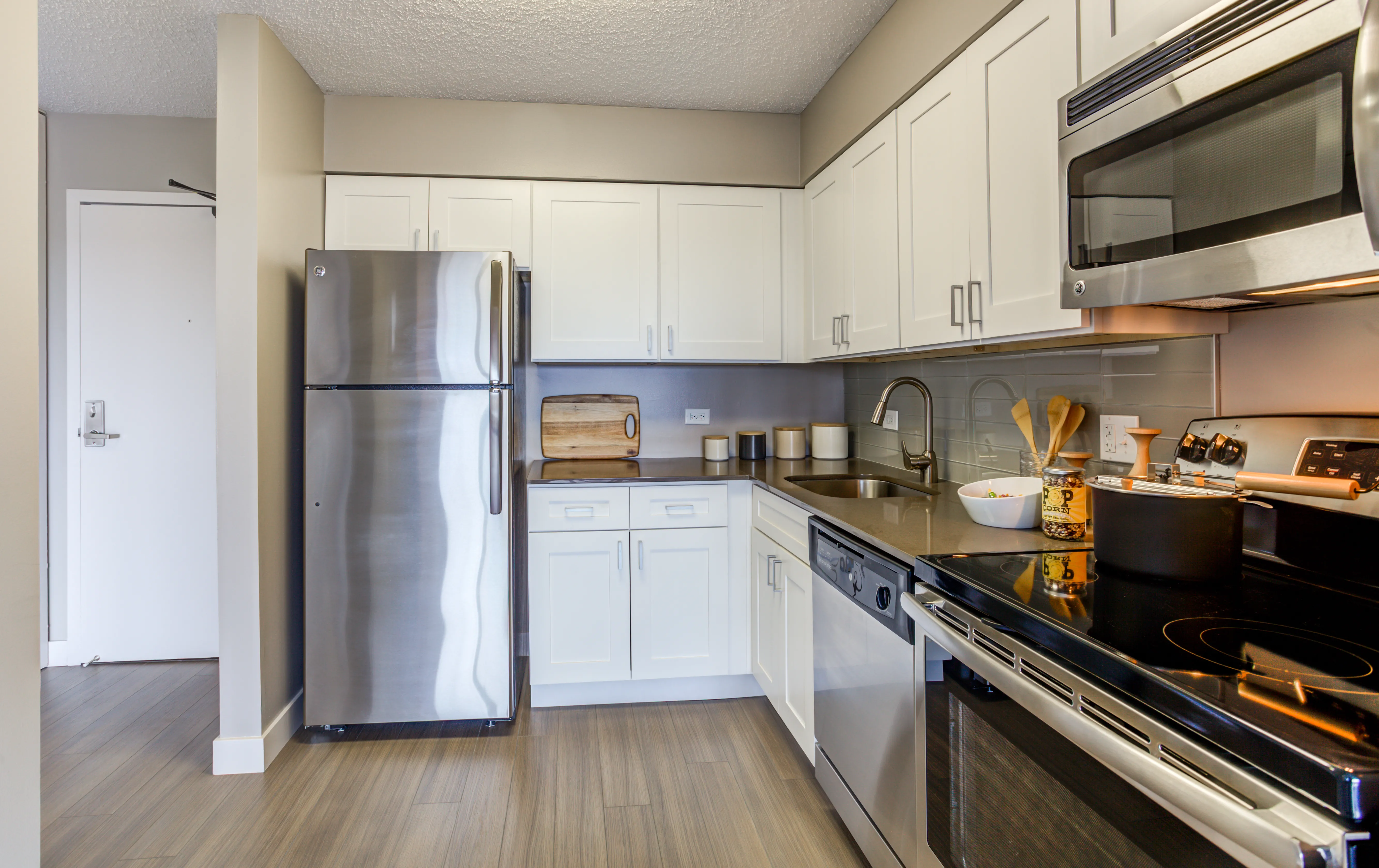 white kitchen cabibnets at 2555 N. Clark Apartments in Lincoln Park Chicago