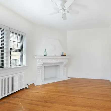 landscaped courtyard at Irving Courts by Reside Apartments at 718 W Irving