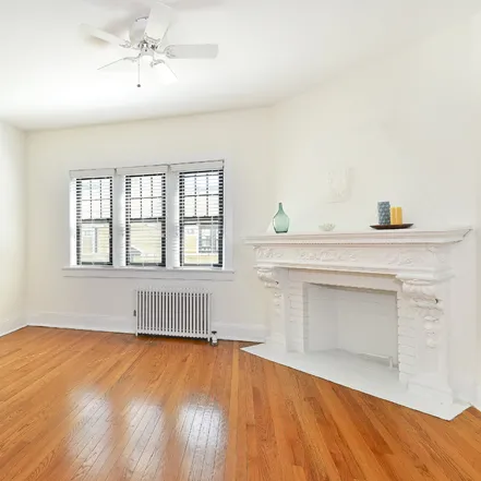 landscaped courtyard at Irving Courts by Reside Apartments at 718 W Irving