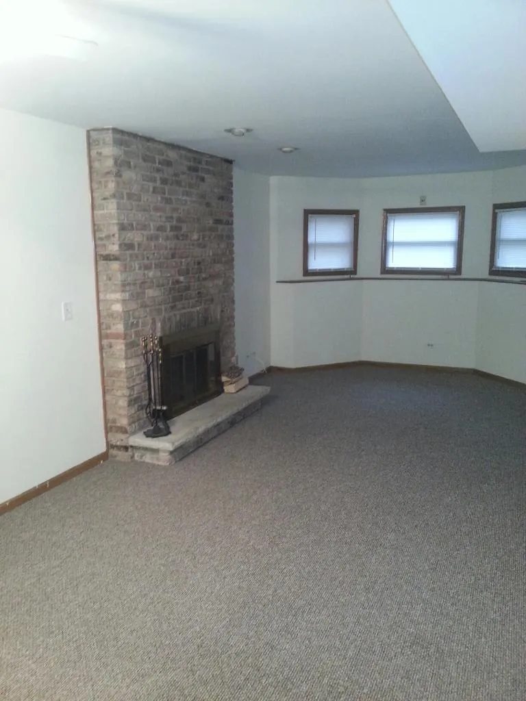 outside front of 3733 North Janssen Apartments in Lakeview Chicago