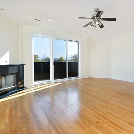 exterior front of 1500 North damen Apartments in Wicker Park Chicago