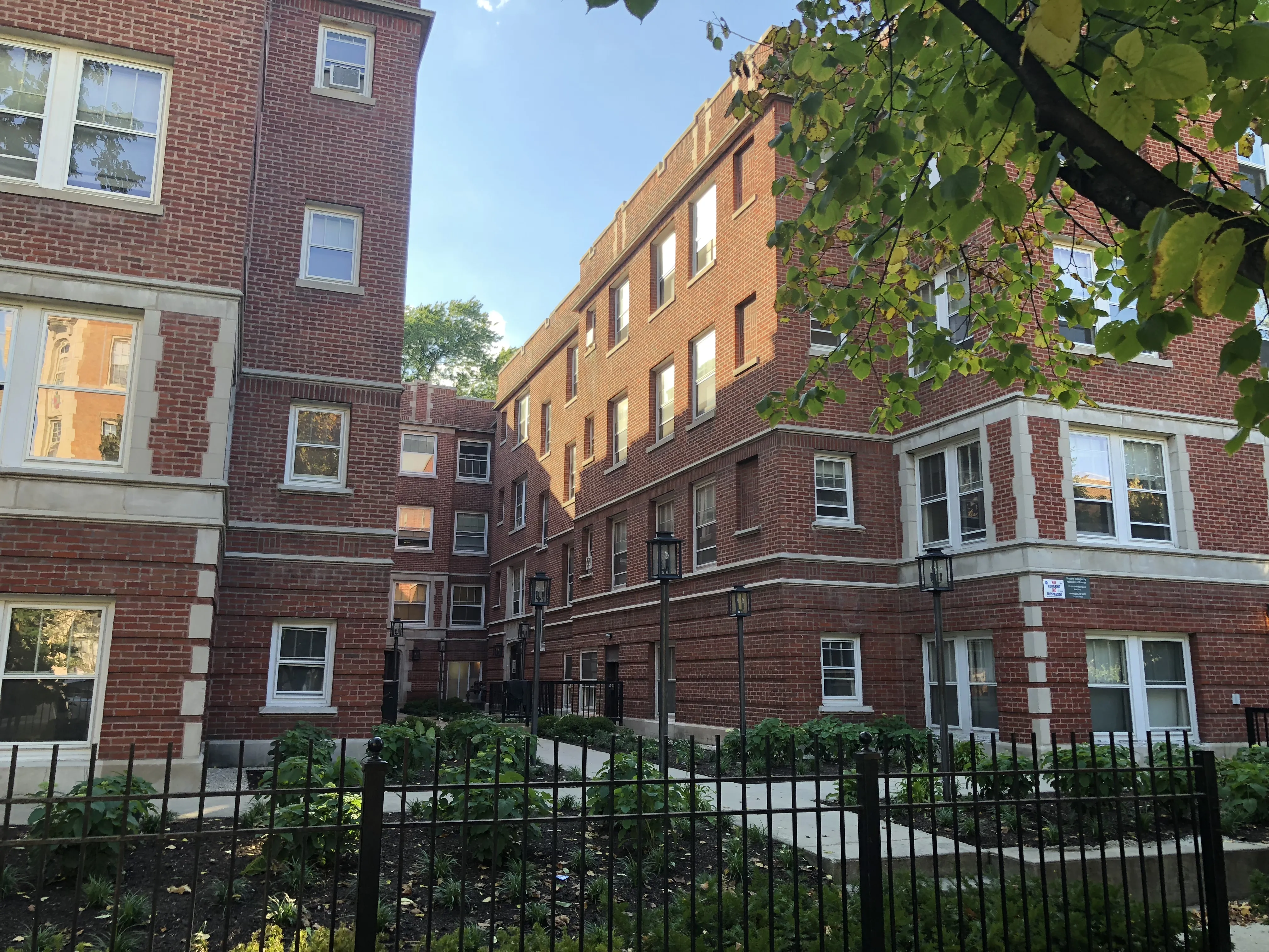 entry courtyard to 4520 North Malden Apartments