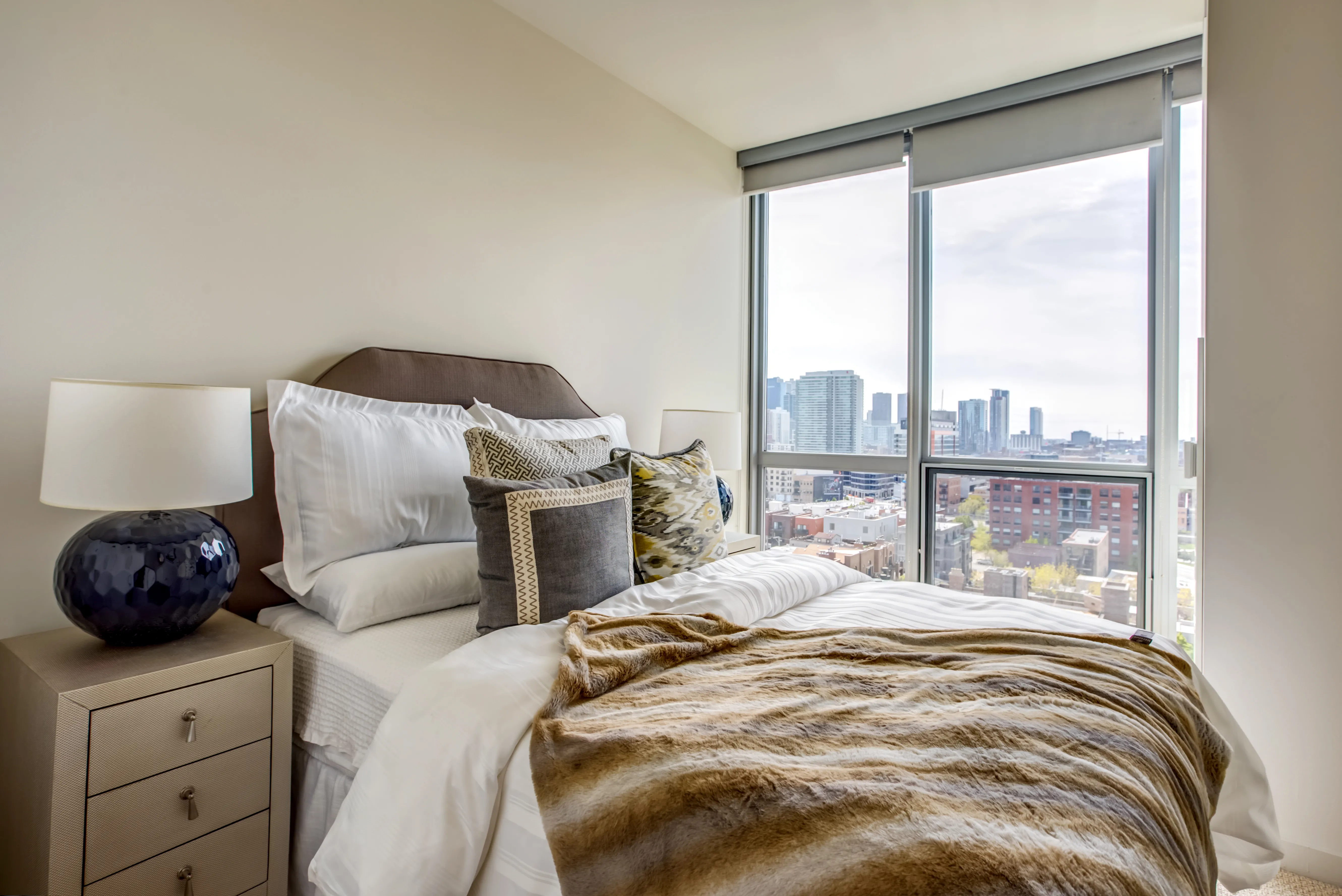 living room and view of chicago at Mondial River West Apartments