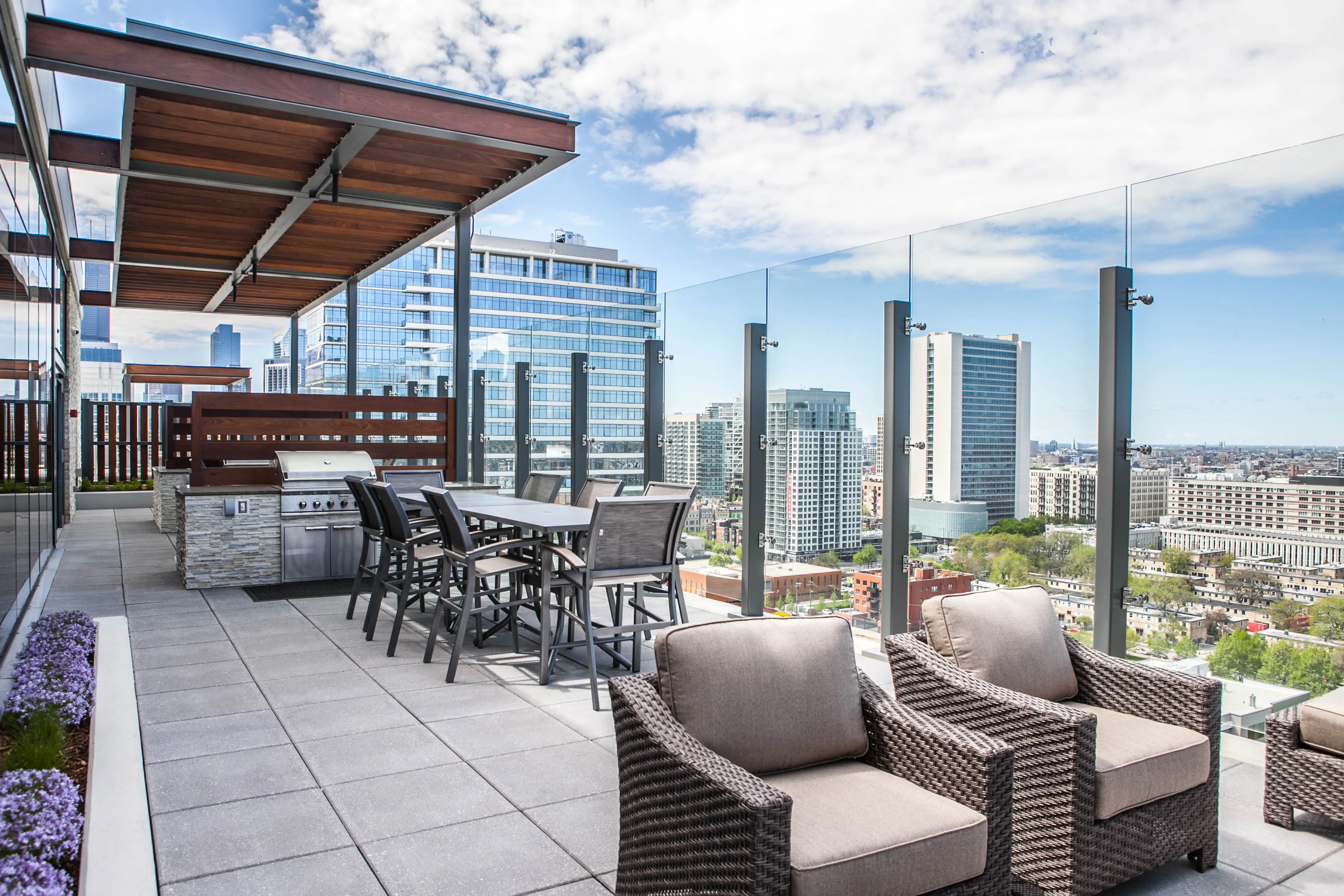 outdoor pool with view of skyline at Niche 905 Apartments in Chicago