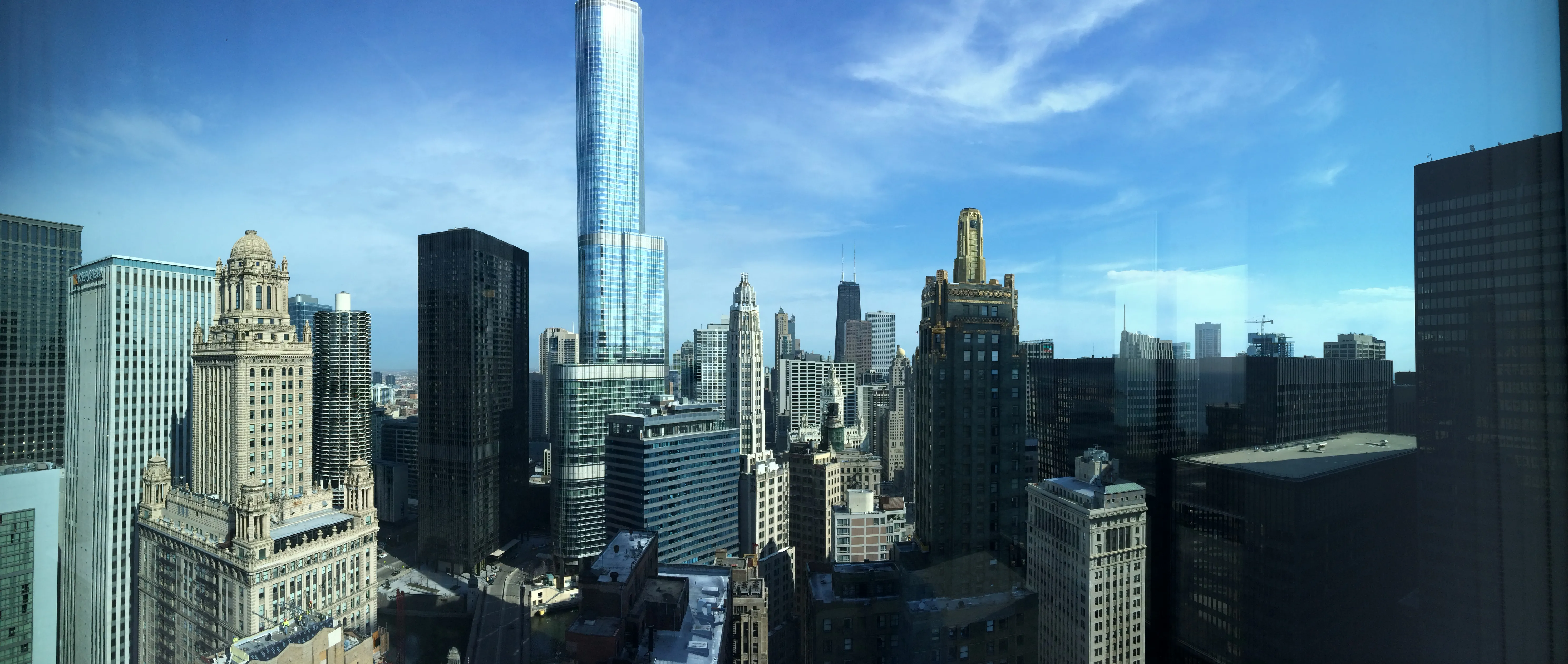 sky lounge at 73 East Lake Apartments in the Chicago Loop