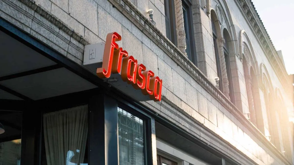 furnished living room at Centrum Lakeview Apartments at 1714 West Roscoe