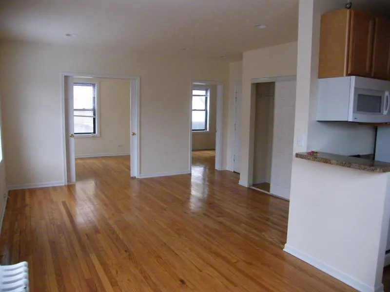 exterior entrance of Wilson Court Apartments in Ravenswood Chicago