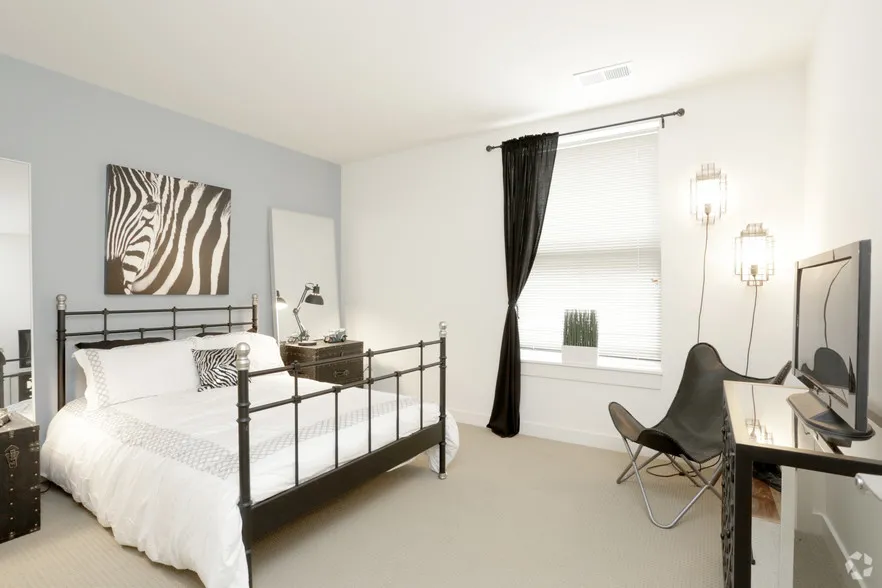 bedroom 4 at Ravenswood Terrace Apartments in Chicago