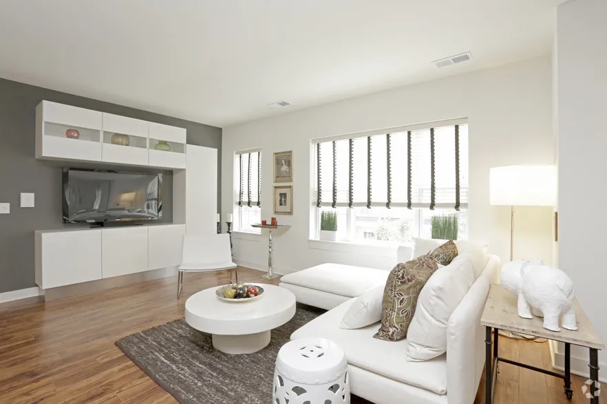 grass courtyard at Ravenswood Terrace Apartments in Chicago